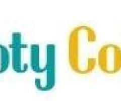 Why do travellers prefer low budget cottages in Ooty after a day of sightseeing?